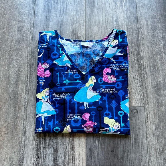 Alice In Wonderland Scrub Top by Disney Cheshire Cat - Picture 1 of 8